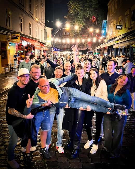 Hamburg: Pubcrawl & Nightlife Tour auf St.Pauli - 4 hours on the Reeperbahn: what the bar-hopping route feels like
