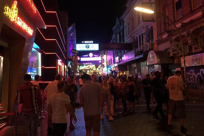 Hamburg: Red- & Bluelight - Private guided Reeperbahn Tour - The Reeperbahn yellow signs: how locals read the street