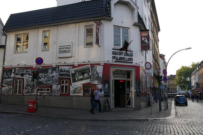 Hamburg: Red- & Bluelight - Private guided Reeperbahn Tour - Spielbudenplatz and Esso-Tankstelle: old St Pauli meets today