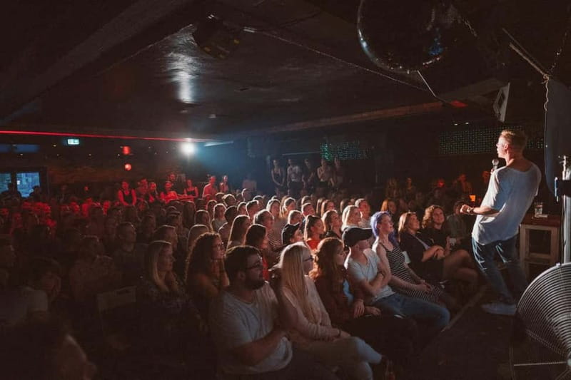 Hamburg: Reeperbahn Comedy Club - Walking in: cellar vibes, steps down, and a Willkommensschnaps welcome