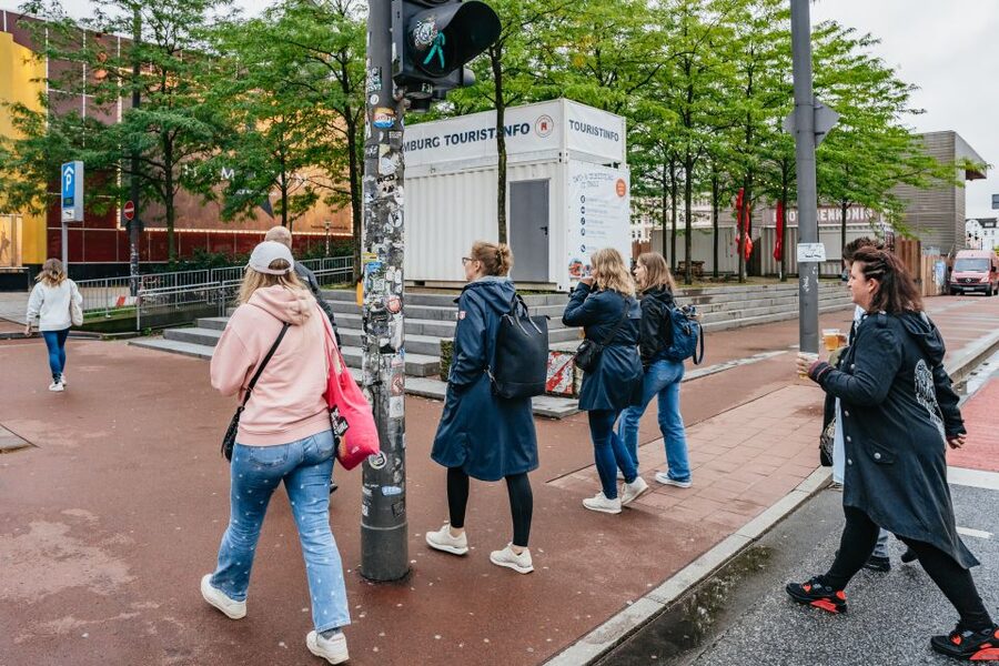 Hamburg: Reeperbahn Lust & Laster Tour for Adults Only - Davidwache police station and the Beatles overnight story