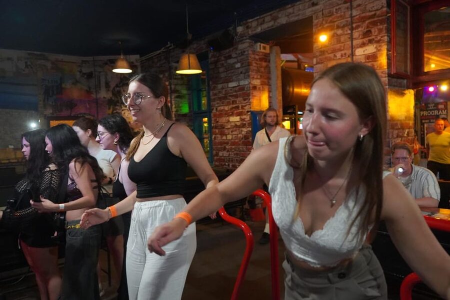 Hamburg: Reeperbahn Pub Crawl with Shots and Games - Hamburg Nightlife, With Structure Instead of Guesswork