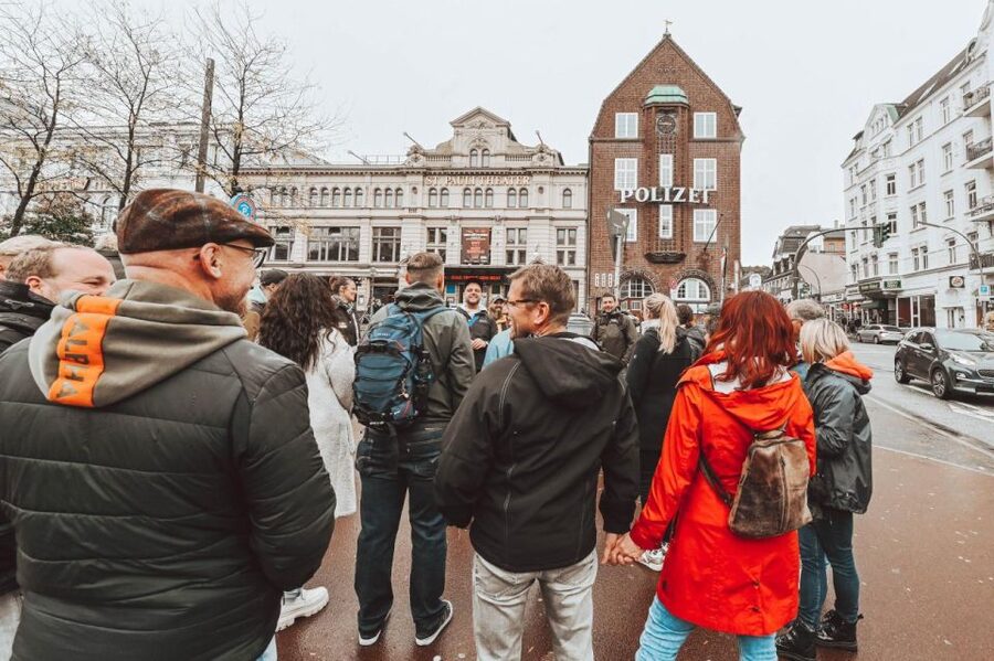 Hamburg: Reeperbahn & St Pauli Guided Tour with Kiez Insider - From former Chinatown to a notorious bar stop