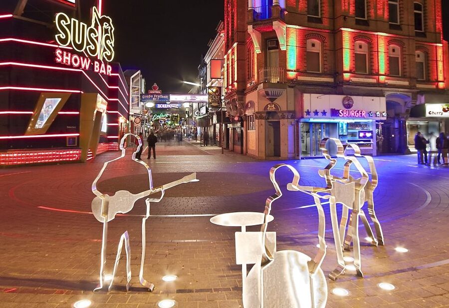 Hamburg: Reeperbahn Tour with English-Speaking Guide - Beer at the local bar, a smart way to start