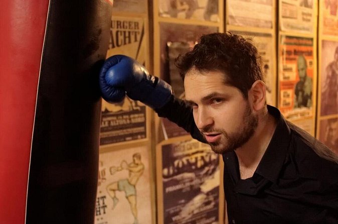 Hamburg: Safari Tour in St. Pauli - Stop 2 at Zur Ritze: the boxing cellar with a simple drink deal