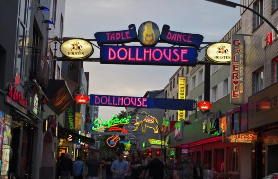 Hamburg: Saint Pauli Quickie - Die kurze und sexy Tour - The Hot Mile to Große Freiheit: From Reeperbahn Orientation to Nightlife Options