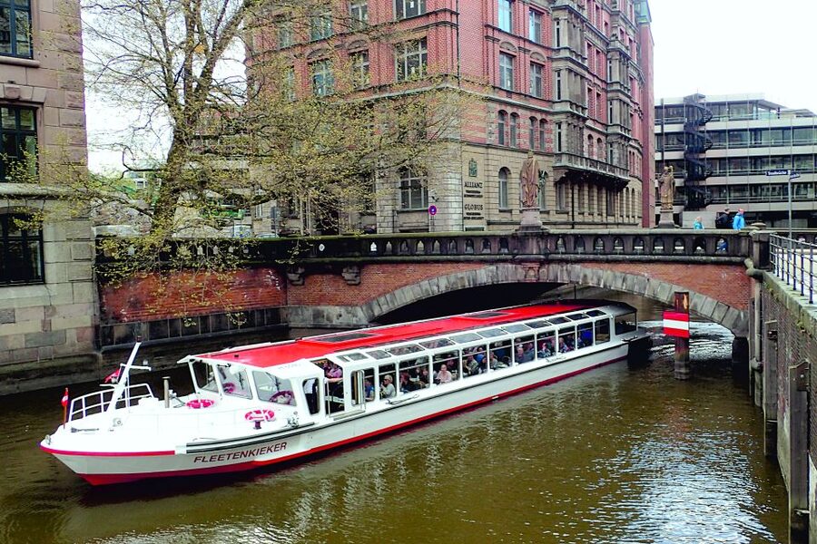 Hamburg: Sightseeing Cruise through the City's Waterways - Timing, locks, and what 2 hours really feels like