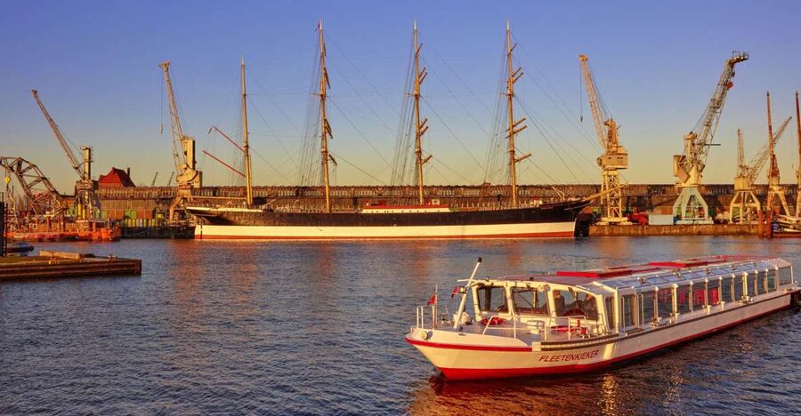 Hamburg: Sightseeing Cruise through the City's Waterways - Sliding into Speicherstadt: UNESCO views that make sense