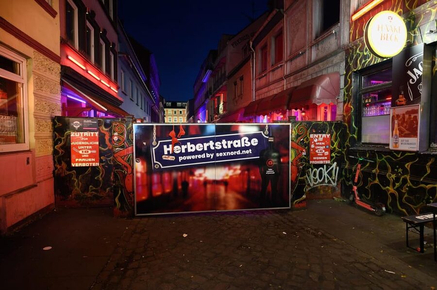 Hamburg: Sin & Sex Guided Tour of Reeperbahn - Beatles-Platz and Große Freiheit: the night becomes a pop-culture route