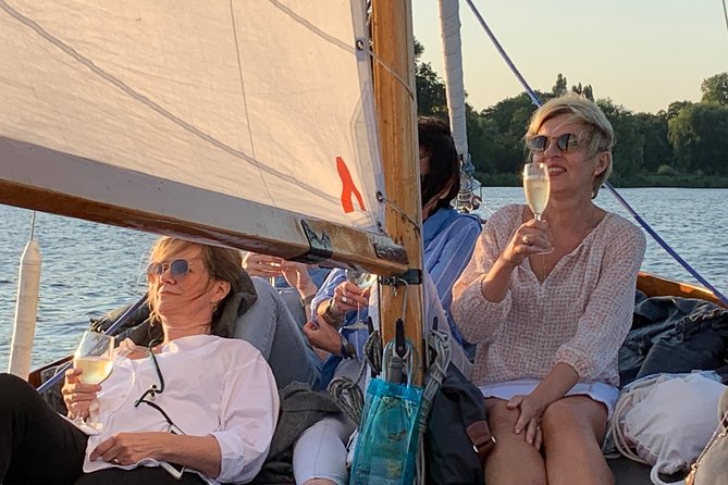 Hamburg Small-Group Sunset Sailing Cruise on Lake Alster - English on Board, How the Experience Really Communicates