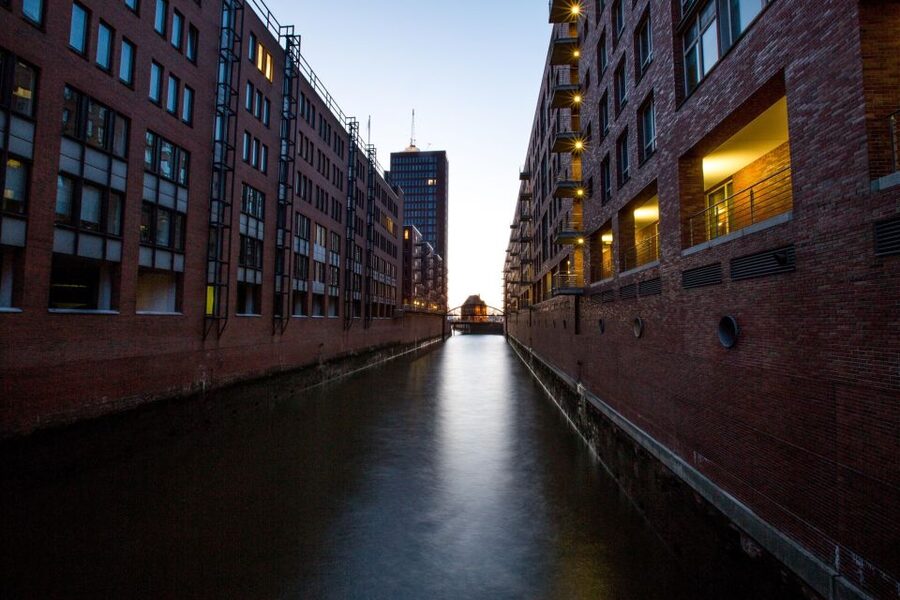 Hamburg: Speicherstadt and HafenCity 2-Hour Tour - Sandtorkai to Kibbelsteg: Warehouses, Shops, and the Coffee-to-Carpets Story