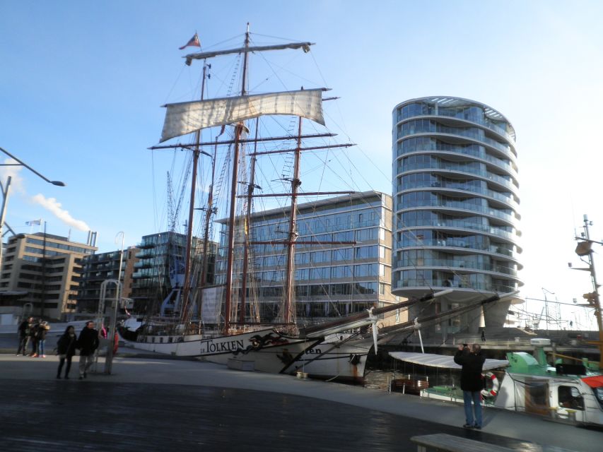 Hamburg: Speicherstadt & HafenCity 2-Hour Walking Tour - Coffee Plaza, Elbe Philharmonic Hall, and the harbor-view bonus