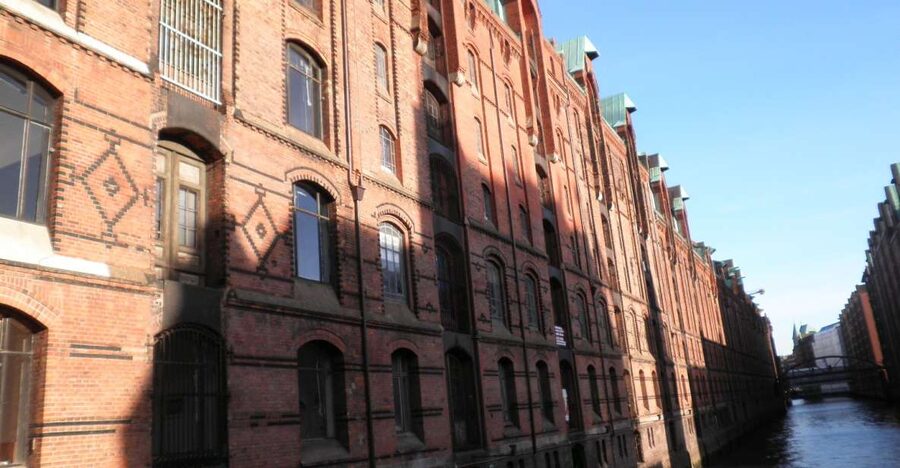 Hamburg: Speicherstadt & HafenCity 2-Hour Walking Tour - Meeting at Rödingsmarkt and settling into the 2-hour rhythm