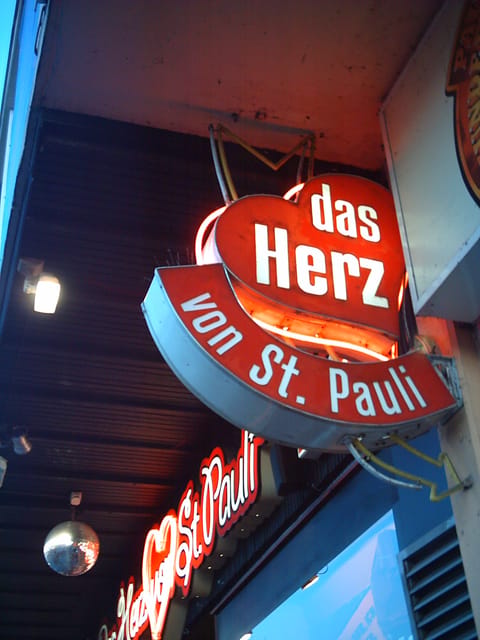 Hamburg: St. Pauli 1.5-Hour Tour - Compare past and present with photos and original sources