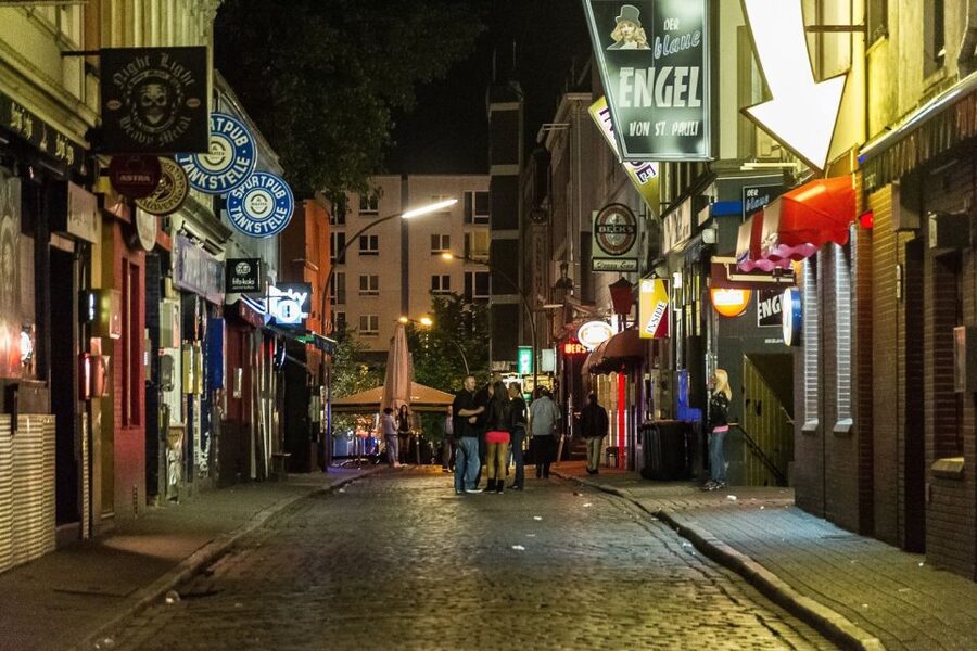 Hamburg: St. Pauli Highlights Guided Tour with Beer for 18+ - St. Pauli, Reeperbahn, and the 2-hour reality check