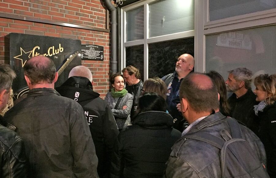 Hamburg: St. Pauli Highlights Guided Tour with Beer for 18+ - Zur Ritze boxing cellar, beer, and why cash matters
