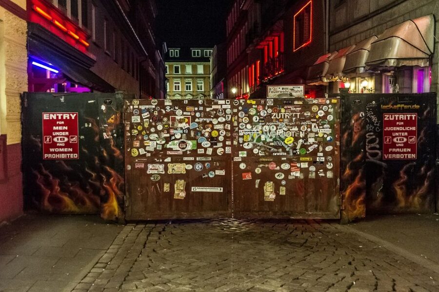 Hamburg: St. Pauli Highlights Guided Tour with Beer for 18+ - From the award-winning toilet to Colibri-Club, ending with options