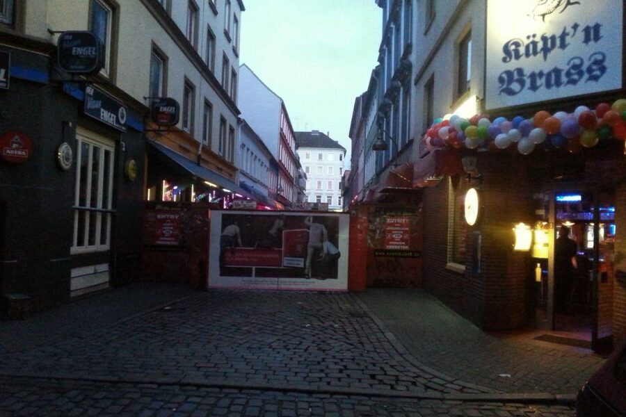 Hamburg: St. Pauli Tour with the White Dandy - The Slang Quiz: Matrosen am Mast and Street Language You Actually Remember
