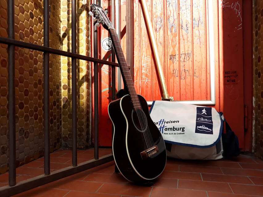 Hamburg: St. Pauli Walking Tour with Live Music - St. Pauli-Hafenstraße and Park Fiction, side streets with a point