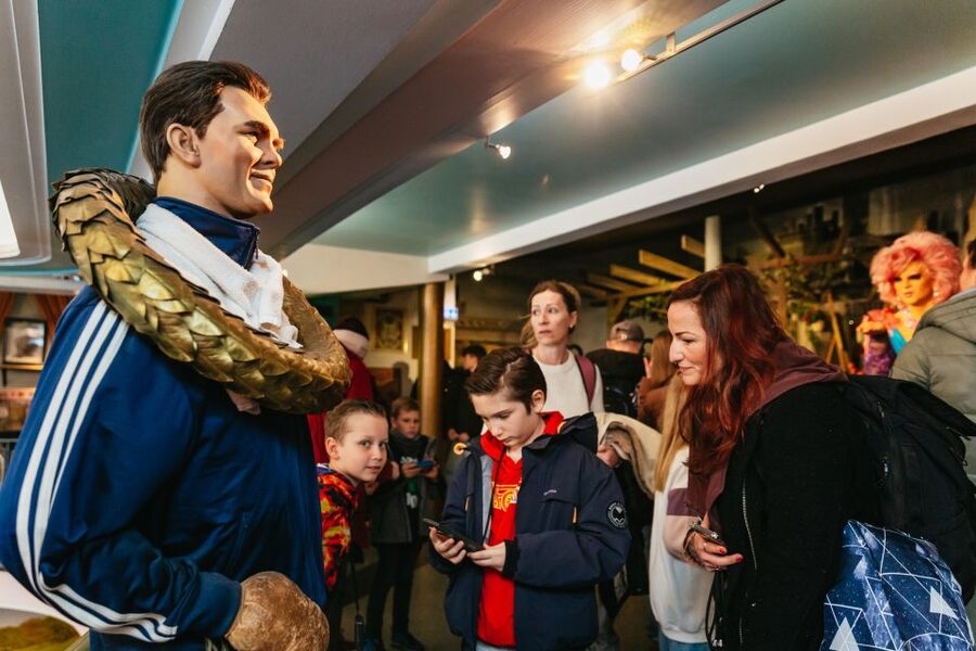 Hamburg: Ticket to the Panoptikum Waxworks - Audio guide in German and English: use it to get more out of each room