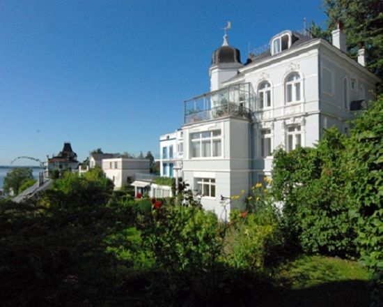 Hamburg: Tour of Blankenese on the Banks of the Elbe - The hillside walk: villas, gardens, and the feeling of dropping out of the city
