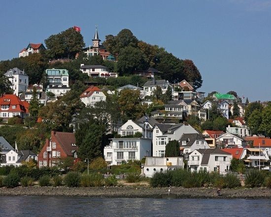 Hamburg: Tour of Blankenese on the Banks of the Elbe - Parks and old stately homes: calm time built into a sightseeing tour