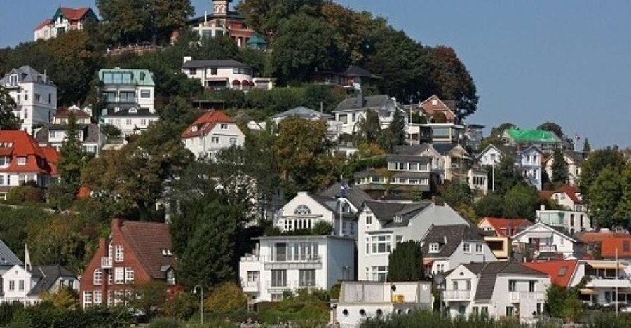 Hamburg: Tour of Blankenese on the Banks of the Elbe - The Elbe beach walk: sand underfoot, ships in motion