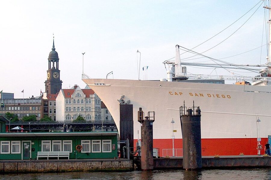 Hamburg: Traditional Harbor Tour with Commentary - The historic warehouse district by launch, and why the tide matters