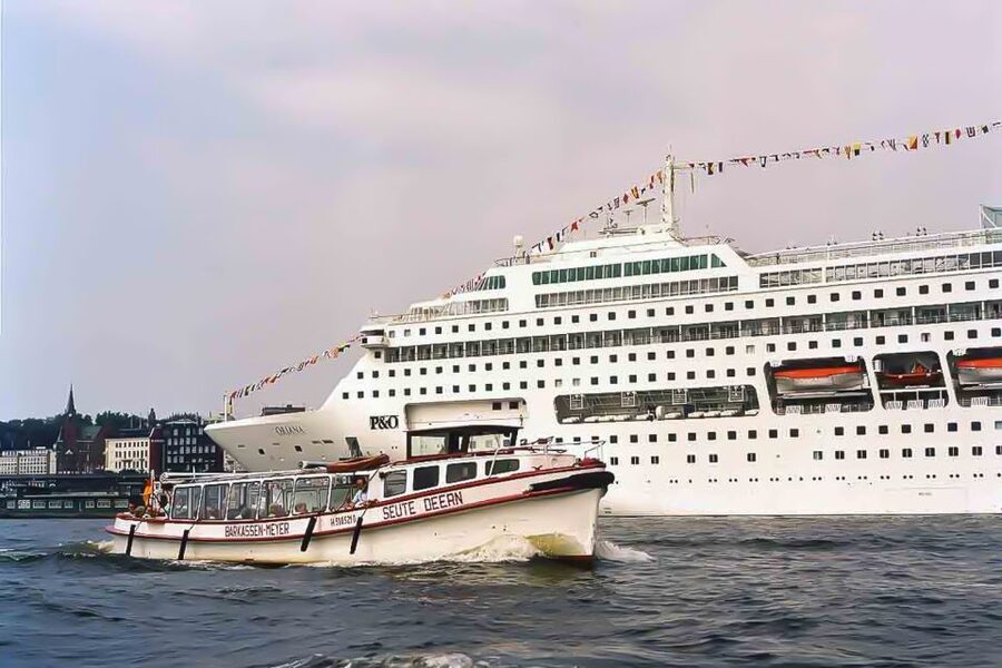 Hamburg: Traditional Harbor Tour with Commentary - Elbe Bridge views and the modern HafenCity pass