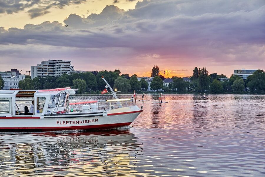 Hamburg: Twilight cruise - Why Hamburgs Alster Changes During Blue Hour