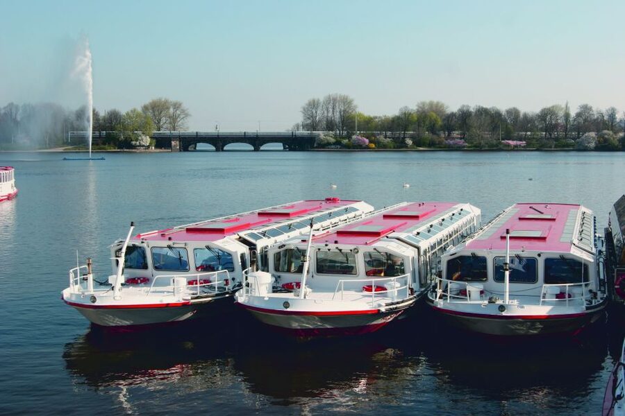 Hamburg: Twilight cruise - The 2-Hour Route: Inner Alster and the Jungfernstieg to Harvestehude Dusk Corridor