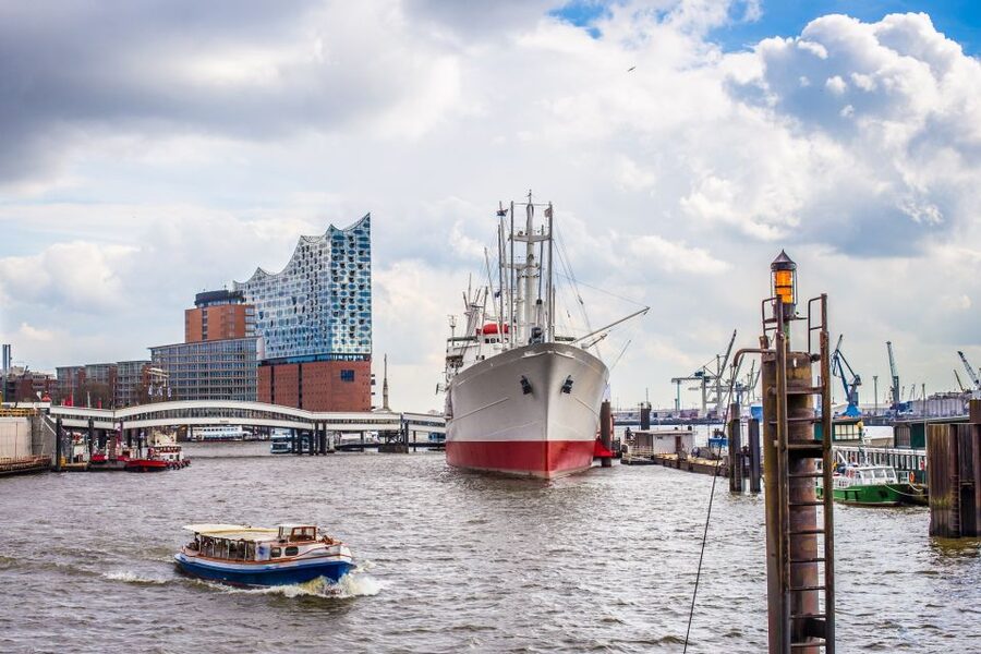Hamburg: Ultimate Barge Tour with Live Commentary - Boarding at Landungsbrücken, and finding Kapitän Prüsse