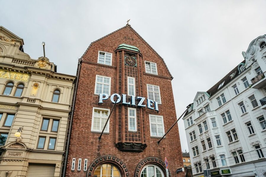 Hamburgs Highlights: Harbor Cruise & Reeperbahn Walking Tour - Walking into the Kiez: Dancing Towers, Spielbudenplatz, and Große Freiheit