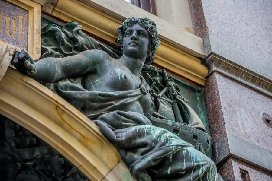Mystical Hamburg - Walking Tour in German - Ice Giants, River Spirits, Mermaids, Pirates, and Deities