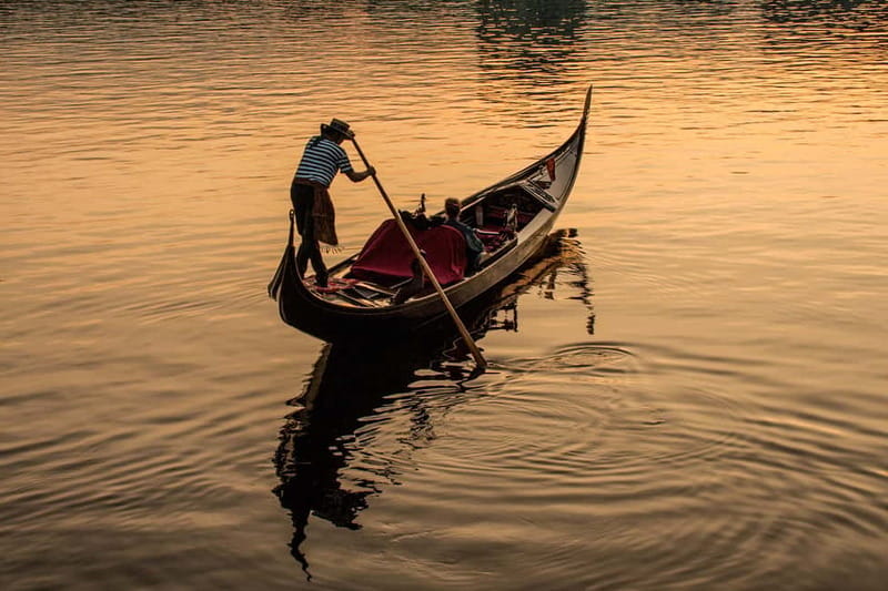Private Alster Lake romantic Tour in a Real Venetian Gondola - Key things that make this ride worth your time