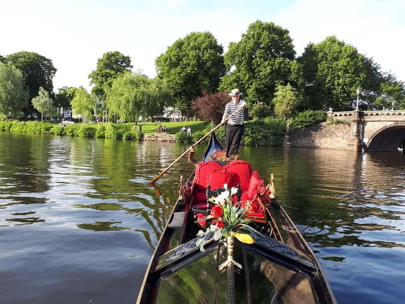 Private Alster Lake romantic Tour in a Real Venetian Gondola - Small details that make your ride smoother