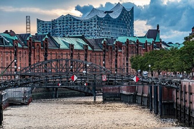 Private Hamburg rickshaw tour for 2 people - Stop 2: HafenCity in 30 minutes, a different side of Hamburg