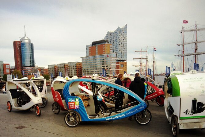 Private Hamburg rickshaw tour for 2 people - Stop 3: Hamburg Townhall in 10 minutes, the quick tie-in