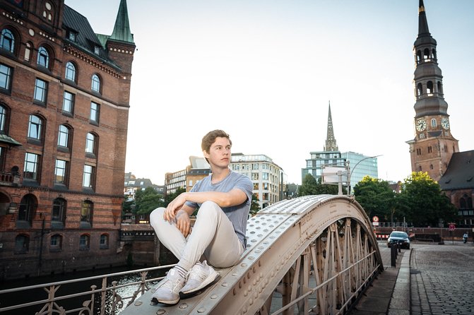 Private Romantic Urban & Street Photoshoot - Stop 1: Apple Jungfernstieg Meeting Point and the Quick Transit Win