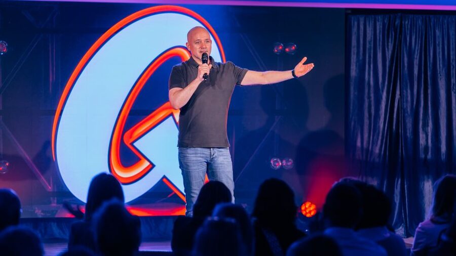 Quatsch Comedy Club Hamburg: Die Live Show - Key highlights in plain language