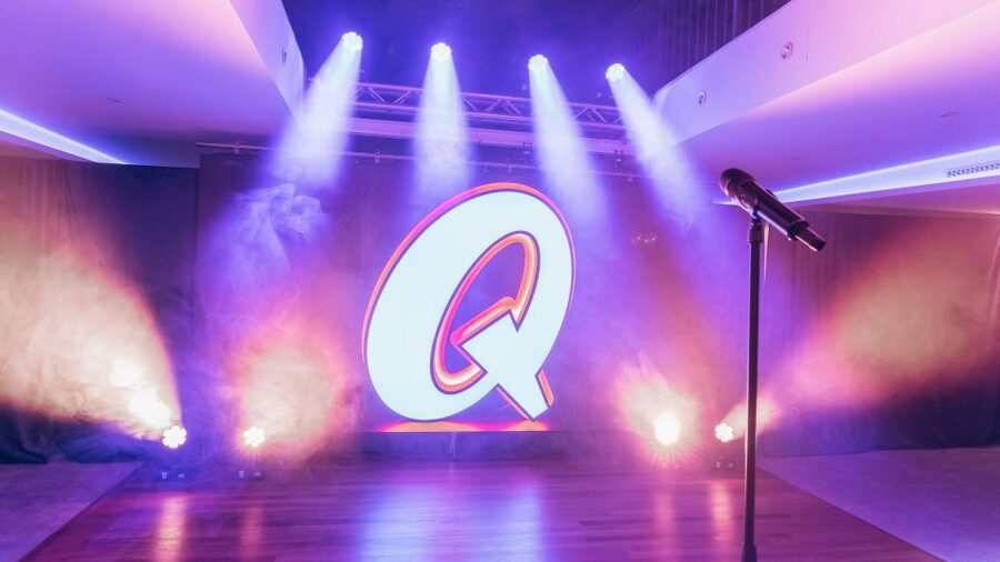 Quatsch Comedy Club Hamburg: Die Live Show - Boat Queen, prime waterfront spot on the way to laughs