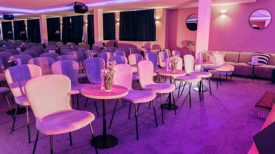 Quatsch Comedy Club Hamburg: Die Live Show - How the live show unfolds, from voucher exchange to intermission