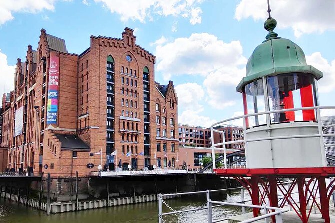 rydde walking tour MAYDAY AT THE WATERFRONT - Starting at Jan-Fedder-Promenade for the Landungsbrücken view