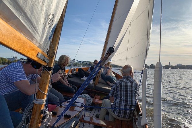 Sailing trip on the Hamburg Outer Alster - Stop on Außenalster: sights from the water and the “local” water sports vibe