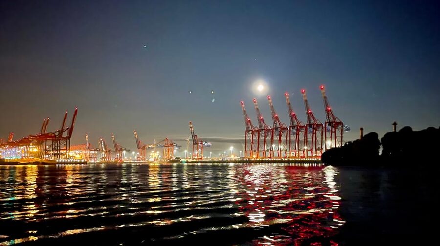 Sailing trip ''the Elbe by night", Hamburg/Elbe - What you learn: sailing basics, navigation sense, and safety that sticks