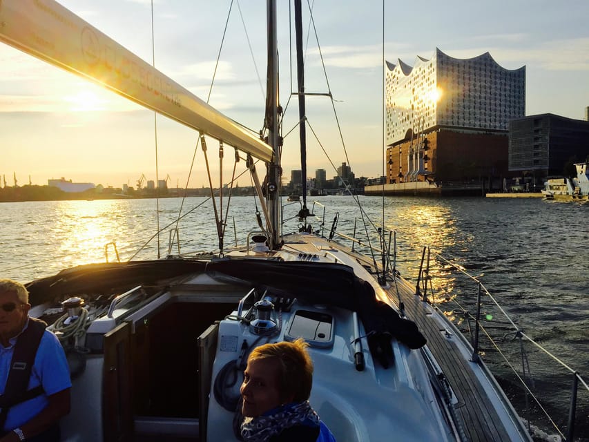 Sailing trip ''the Elbe by night", Hamburg/Elbe - Small group rules and realistic expectations