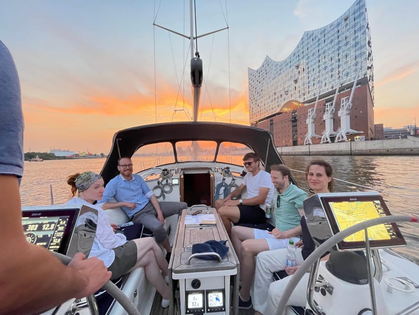 Sailing trip ''the Elbe by night", Hamburg/Elbe - Who should book this and who should skip it