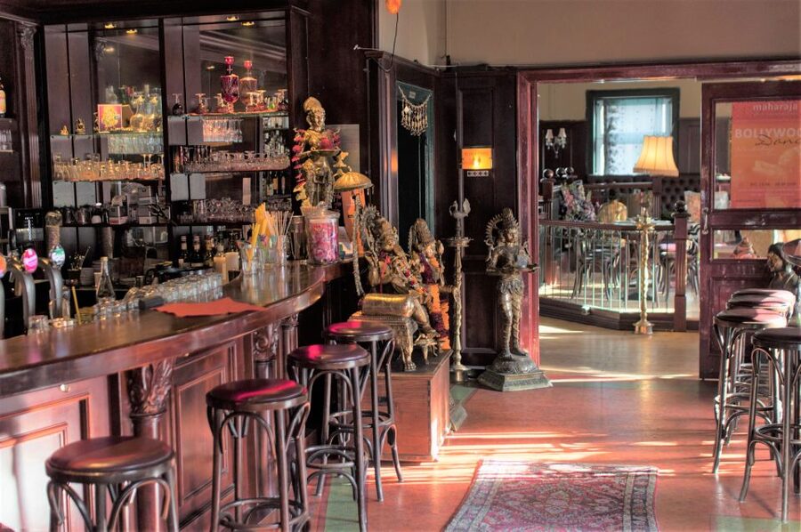 St. Pauli: Guided Food Tour with 5 Tastings - The guide factor: what to expect from the hosting style