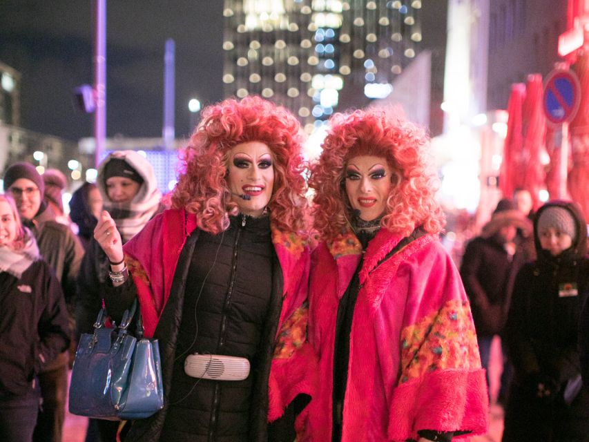 St. Pauli Tour: Drag-Attack with Barbie Stupid & Lee Jackson - A Peek Into a Sex Shop, Done as Part of the Show